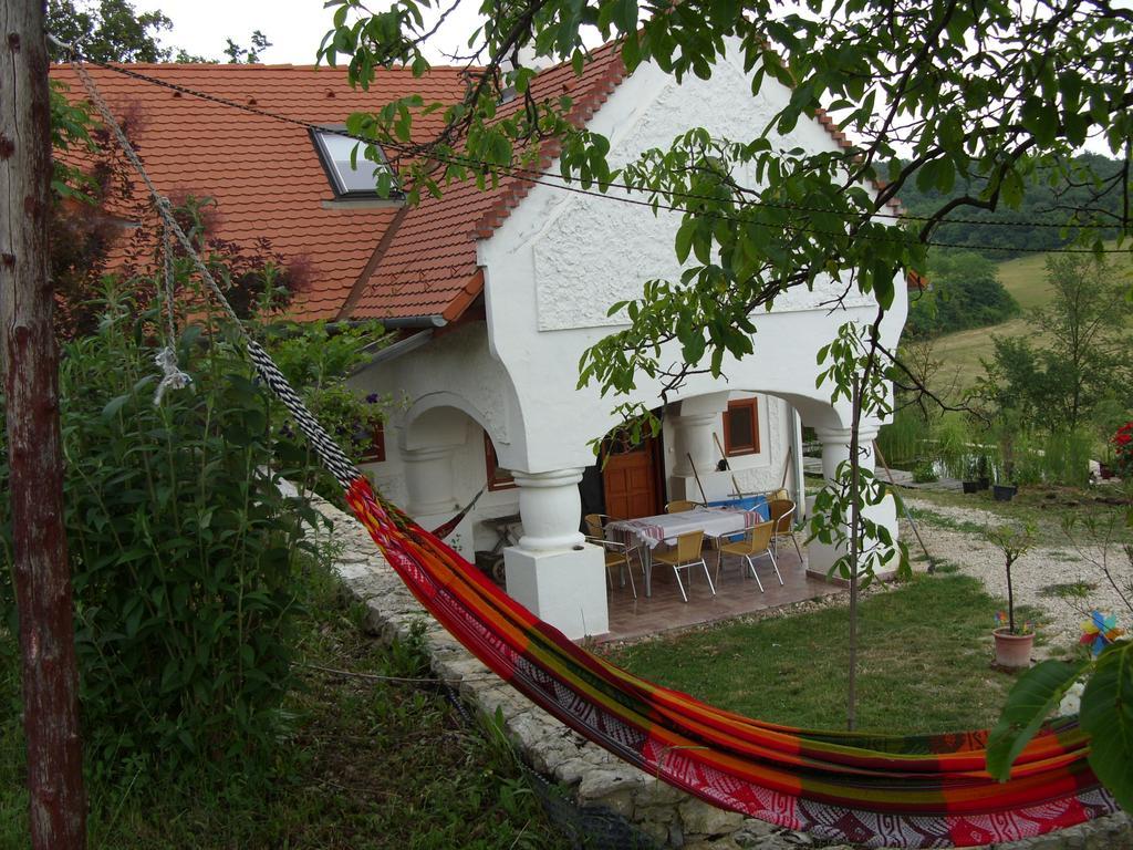 Tik Hegyi Haz Villa Monoszlo Exterior photo